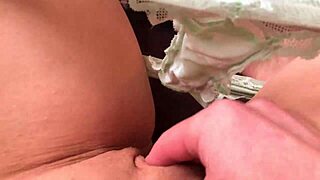 Közeli nagyajkú punci creampie fiatal csajnál