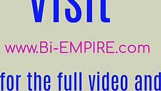 Randy bisexuálny chlapík v tvrdom análom trojke s dvoma chlapmi