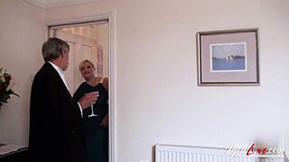 Wow, uită-te la cougar-ul matur Kugar Lush lucrând pula tare a lui Chris Cobalt până explodează! Nu-mi vine să cred abilitățile acestei bunici!