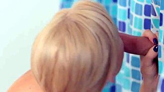 MILF suger kuk i bh og truse med store pupper. Steg inn i min dampende dusj nå.